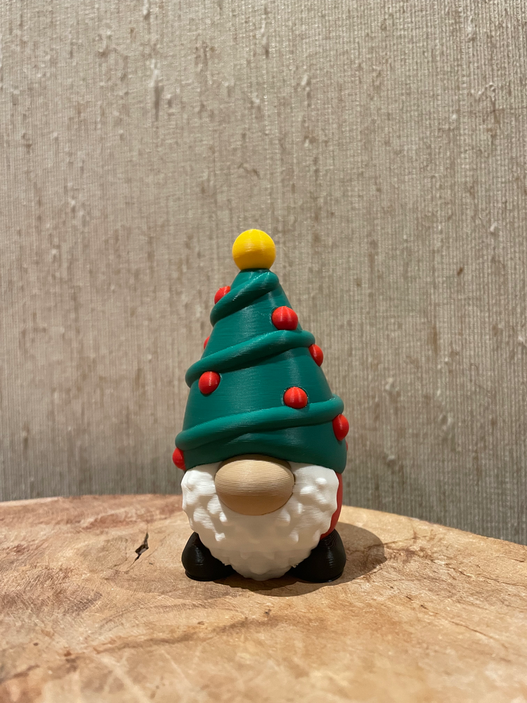Kerst Gnoompje met Kerstboom-Hoed – Meerkleurig 3D-geprint – Winter Decoratie (9 cm) 