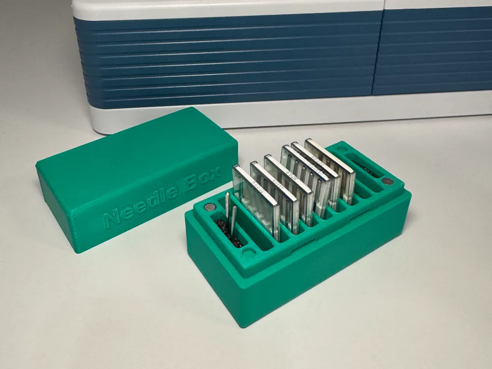 Naaimachine - naaldendoosje  (Variant 1, Wit)