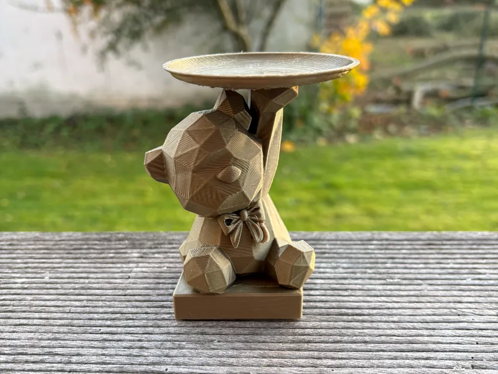 Decoratieve beer met schotel