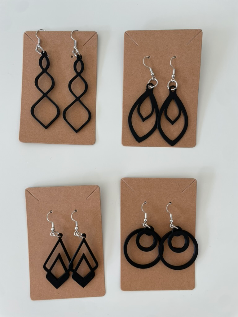 Graphic Grace – Zwarte geometrische oorbellen