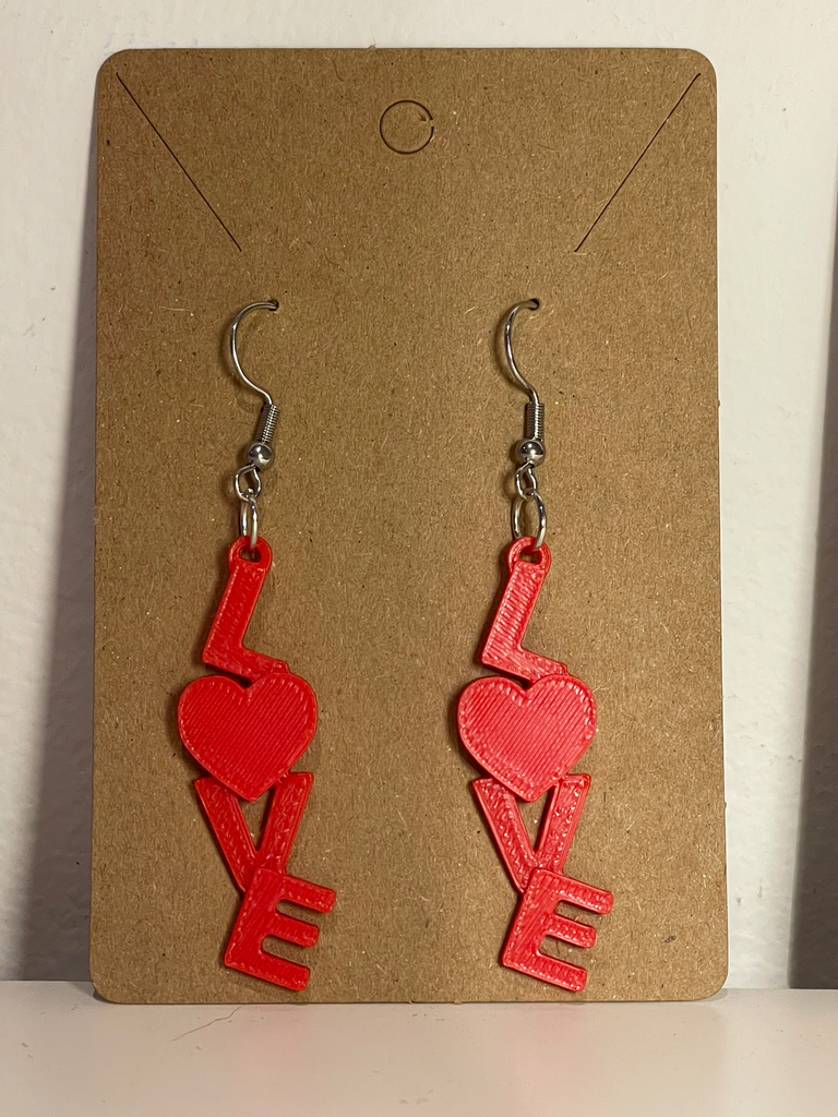 LOVE Oorbellen – een speels statement van liefde (Goud)